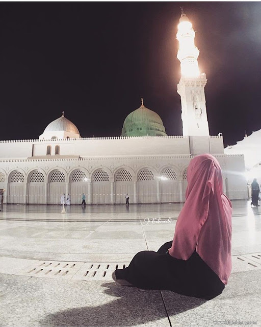 sitting out side masjid nabwi