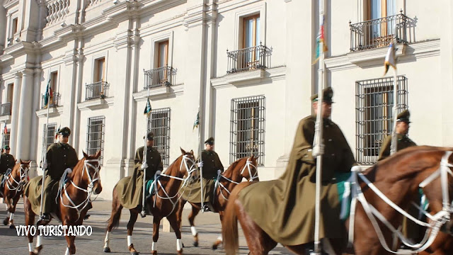 Santiago | A Troca de Guarda e o Palácio La Moneda - Sede do Governo do Chile