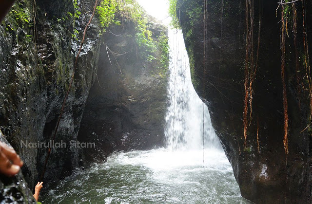 Air Terjun Dung Paso yang diapit dua tebing