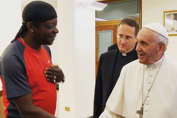 Pessoas que rejeitam homossexuais “não têm coração humano”, diz Papa.