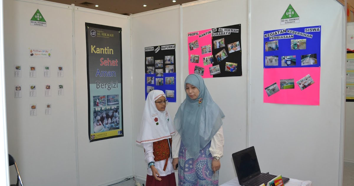 SD Al Hikmah Surabaya: Stand Pameran Sekolah Hasil Improvisasi