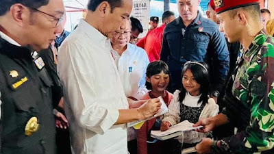 Kunjungi Pasar Cihapit, Presiden Jokowi Tinjau Harga dan Sapa Warga