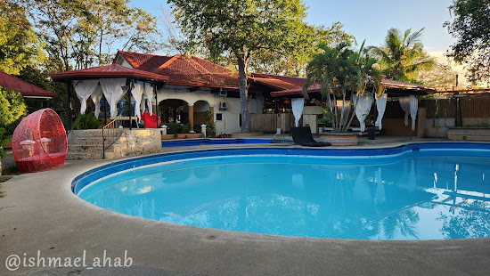 Swimming pool of La Vista Pansol Resort (Calamba, Laguna)