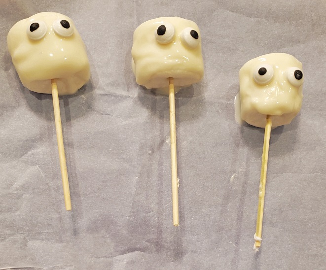 marshmallows dipped in white chocolate and made into ghosts