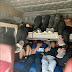 Detienen a 33 ilegales escondidos en trailer en carretera de Laredo Texas