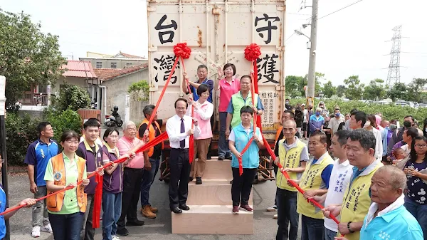 ▲彰化玻璃廟護聖宮彩繪貨櫃車前進溪州覆靈宮，由護聖宮基金會董事長同時也是台明將企業董事長林肇雎、覆靈宮主委徐振山、溪州鄉長江淑芬、各級民代等人開櫃，將物資送到偏鄉弱勢居民手中。（記者林明佑攝）