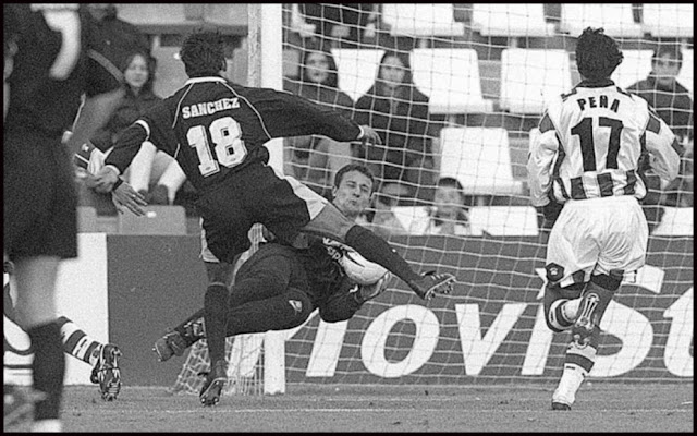 César detiene un disparo a bocajarro de Sánchez, mientras Peña acude en su ayuda. REAL VALLADOLID C. F. 2 REAL CLUB CELTA DE VIGO 1 Domingo 14/02/1999, 17:00 horas. Campeonato de Liga de 1ª División, jornada 22. Valladolid, estadio Nuevo José Zorrilla.