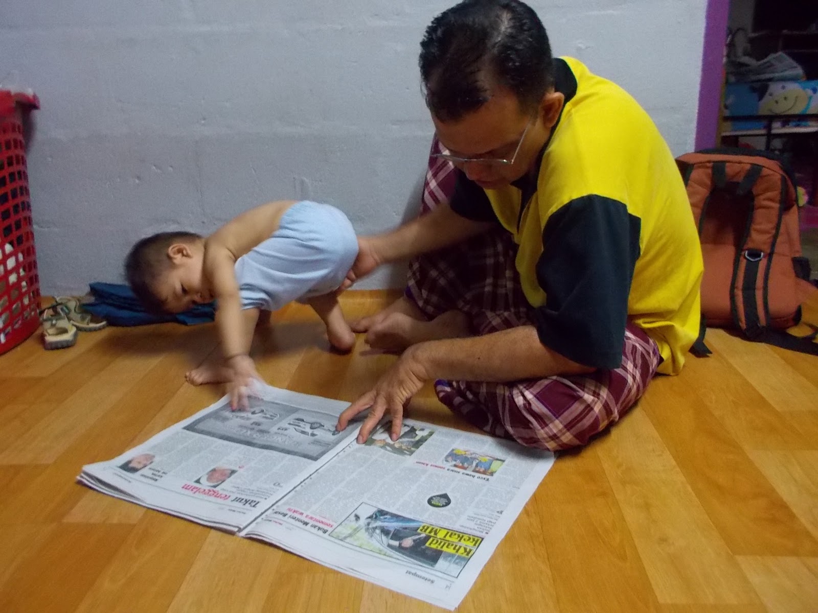 Bapa Membaca Surat Khabar In Luang Damur