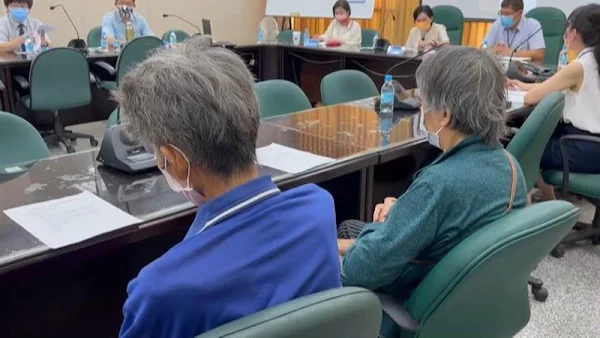 ▲葉家大姐及葉家老二在好修社區總幹事陪同下出席協調會。（圖／記者林明佑攝）