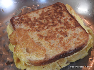 Sandwich cu omleta impaturita la tigaie reteta rapida cu oua kaizer si cascaval retete culinare pentru mic dejun mancare si gustare,