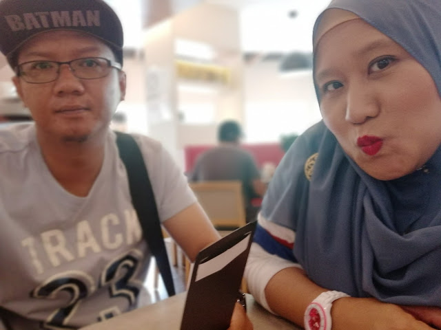 2ND ANNIVERSARY MAK DAN ABAH ! - Happy anniversary mak & abah ! Seronok tengok kebahagiaan mak dan abah sehingga mencecah ke 42 tahun. Semoga mummy dan daddy juga begitu jua ! Kami doakan mak abah bahagia sehingga ke jannah.  Anniversary mak dan abah kali ini, mak abah yang panggil kami adik beradik semua berkumpul dan belanja makan kat luar. As usual, mak tak makan luar. Dia minum aje !  Sian mak.  42ND ANNIVERSARY MAK DAN ABAH !    Mak jenis, kalau makan kat luar tu, kedai satay pilihannya je lah yang baleh masuk tekaknya. Tapi, kedai satay tu pulak buka hari Isnin - Jumaat je. Susah sketlah nak berkumpul reramai macam ini. Adik tu, dah lah duduk Kajang. Kerja pulak kat KL.  Abah decides, makan-makan kat Pizza Hut Kajang je untuk 42ND ANNIVERSARY MAK DAN ABAH !   Mak abah tu, memang suka datang lepak Kajang. Biasanya, lepak rumah adiklah.  Rumah kami, sebab bapa mertua dan mak tiri mertua ada. Mereka tumpang sekejap rumah kami, sementara bapa mertua ada kerja di kawasan Bangi.  So, mak abah mummy rasa janggal nak datang rumah kami kot. Tapi tak pe, kitorang pun weekdays duduk rumah mak mummy. Dah biasa jumpa hari-hari.  Tak adalah nak simpan dalam hati mak abah asyik datang rumah adik je. Sebab family adik, mak, abah bukan hari-hari berjumpa.      Sambung posing lagi ! Kemahen pengantin lama ni ha...boleh tahan hehehe.   Kami adik beradik, tapi si Daim tu nak juga atok dukong. Manja !   Family mummy pulak !   Family adik   Paling susah nak ambil gambar ! Memasing tak duduk diam haha    Bersama cucu-cucu pulak. 7 orang cucu, kalau semua balik kampung. Memang merah tak ingat ! Haha   Sementara tunggu makanan sampai. Borak-borak dulu     Kids layan movie. Bolehlah mak pak bertenang seminit dua kan..hihi      Tadaaaa...kali ini, tak lupa bergambar berdua. Sebab anak-anak semua sibuk dengan cousins. Mummy daddy bolehlah berdua-duaan seminit dua hehehe.  Kang tak amik gamabr berdua kang..ada yang tanya pulak. Lama tak nampak gambar berdua laki bini.  Haissshhh macam-macam soklan kekadang tu.