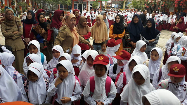 Hari Pertama Sekolah,Orang Tua Muridpun Ikut Sekolah