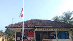 Hormati Pahlawan Revolusi, Polsek Jiput Kibarkan Bendera Setengah Tiang