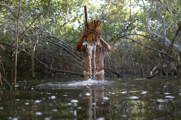 Gambar Aktivitas Kehidupan Suku Yawalapiti di Hutan Amazon 