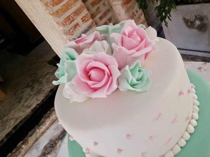 Torta de casamiento con 4 pisos en colores pasteles 