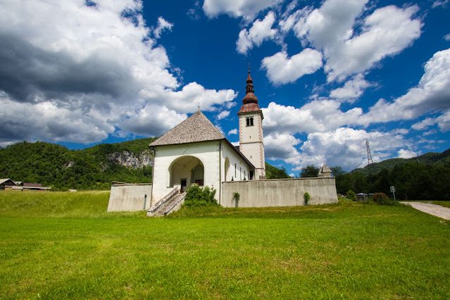 Cappella di Bitnje-Cerkev Marijinega vnebozetja tra il lago di Bled e il lago di Bohinj-Slovenia