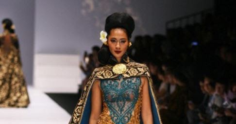 Model Kebaya Bali Modern Transparan Anne Avantie Terbaru 