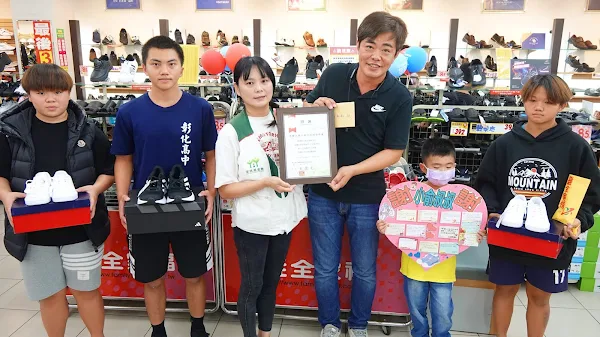▲彰化家扶中心公關專員林滿麗今天代表彰化家扶主任王震光頒贈感謝狀，謝謝崧騰空調俞幃騰先生的愛心，讓家扶運動小健將可以挑選一雙好鞋。（記者林明佑攝）