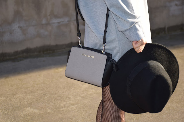 borsa grigia e nera mini selma michael kors cappello fedora come abbinare il cappello fedora outfit cappello come indossare il cappello