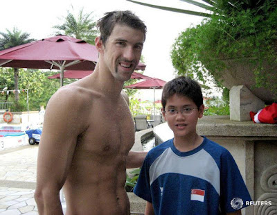 8 Years After Posing With Michael Phelps, Young Swimmer Beats Him For Gold..Photos 