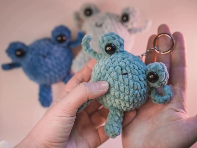 Crochet frog keychain