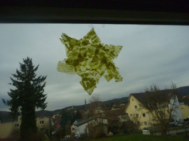 Sterne kleistern im Kindergarten für die Fenster