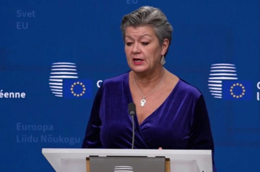 A comissária de Interior da União Europeia (UE), Ylva Johansson, deu entrevista nesta terça-feira (5), após reunião em Bruxelas, sobre o aumento de ataques terroristas no bloco | Foto: Reprodução/Agência EFE