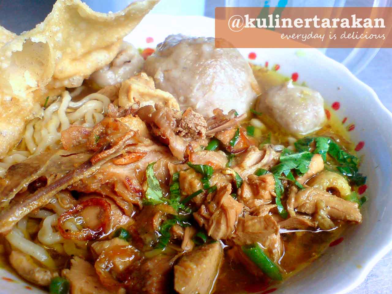 kuliner tarakan bakso dan mie ayam  di taman oval marconi