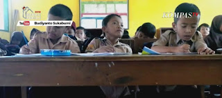 Tak hanya gigih bersekolah, besar dengan kasih sayang dan dorongan semangat orang tua asuh Dadan dan Pipin membuat Adul tidak merasa rendah diri dengan kondisinya. Adul dengan percaya diri bergaul seperti biasa dengan anak-anak seumurannya. Hal inilah yang mungkin membuat teman-temannya tidak merasa Adul berbeda dengan mereka.