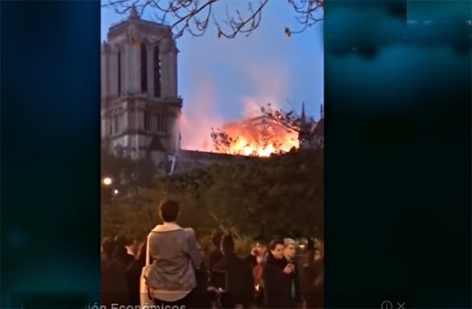 Cientos de frances cantan el ave maría ante la tragedia de Notre Dame