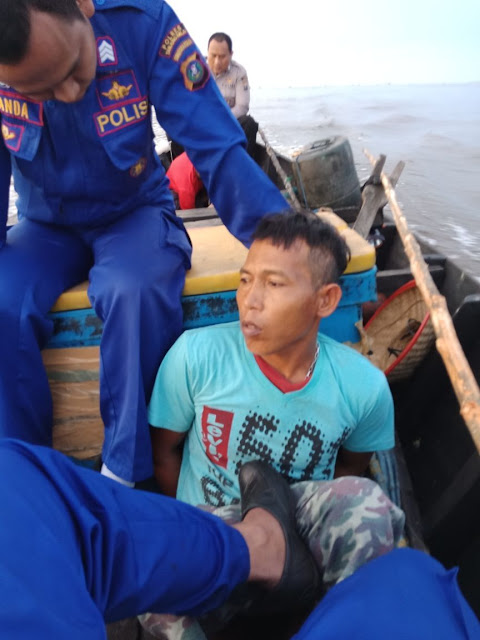 Nelayan di Tanjungbalai yang menyimpan sabu saat diamankan petugas.
