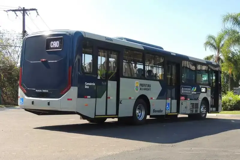 Visão traseira de ônibus Caio Apache Vip padronizado para Belo Horizonte