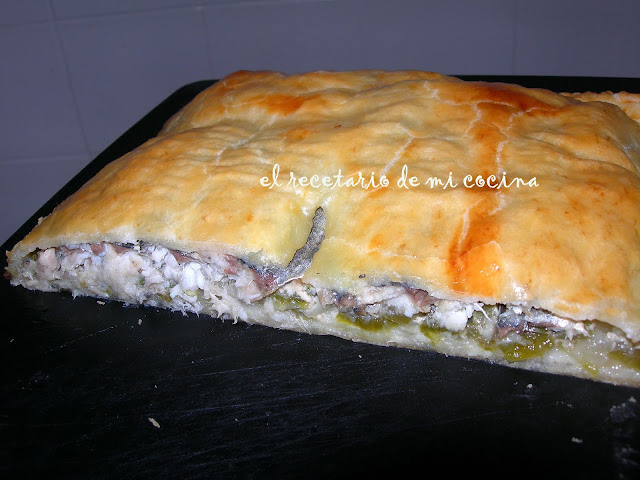 empanada de sardina con cebolla y pimiento verde