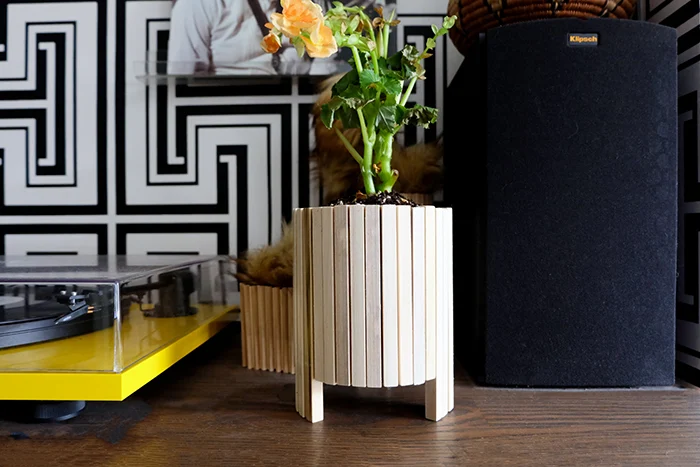 paint can planter with dowels and plant