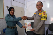 Kapolresta Banda Aceh Berikan Buku Karyanya Untuk Mahasiswa Akademi Maritim Aceh Darussalam