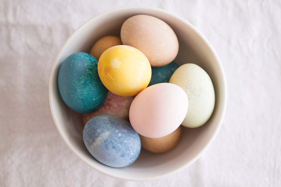 Eier mit Naturfarbe und Lebensmitteln färben