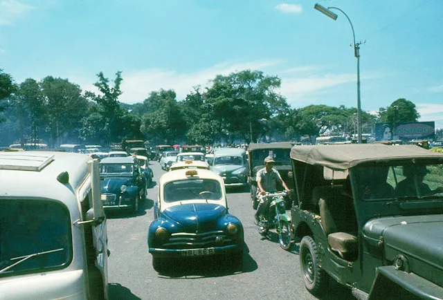 Xe taxi hình dáng "con bọ" lăn bánh trên đường phố Sài Gòn trước 1975