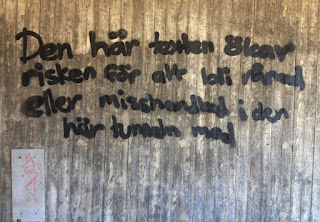 Text i gångtunneln: Den här texten ökar  risken för att bli rånad  eller misshandlad i den  här tunneln med...