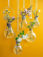 Floreros con bombillos de luz reciclados