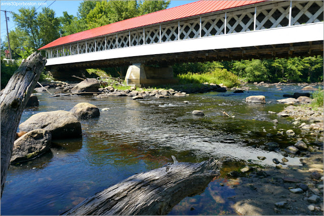 Lateral del Puente Cubierto Ashuelot Covered Bridge en New Hampshire