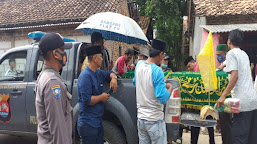 Polsek Carenang bantu Proses Pemakaman Jenazah Warga Sekaligus Beri Himbauan Prokes