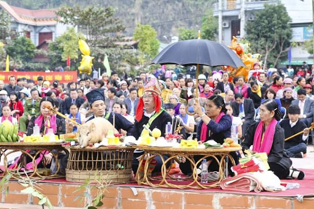 Phần lễ, già làng sẽ tiến hành thủ tục dâng lễ vật lên mẹ Trăng và 12 nàng tiên để cầu may mắn, mưa thuận gió hòa, mùa màng thuận lợi và điềm lành cho bà con. Lễ vật ở đây gồm những món ăn đặc sản của bà con được chuẩn bị vô cùng chu đáo như xôi ngũ sắc, thịt, rượu, bánh trái,…