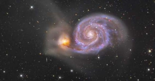 foto del espacio con la galaxia del remolino al fondo 