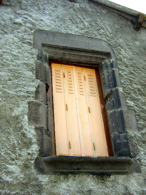 Photo de belles portes et fenêtres d'Auvergne