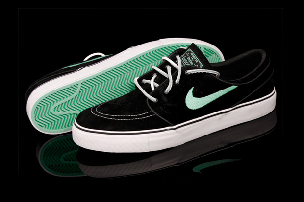 The popular Nike zoom Stefan janoski strikes again with an all new black and 