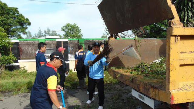 Peringati HUT Korpri ke 45, Ratusan Orang Resik-resik Kutho