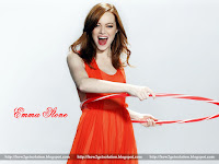 emma stone, red skirt में सेक्सी emma एक ring पकडे हुए broad smile, image