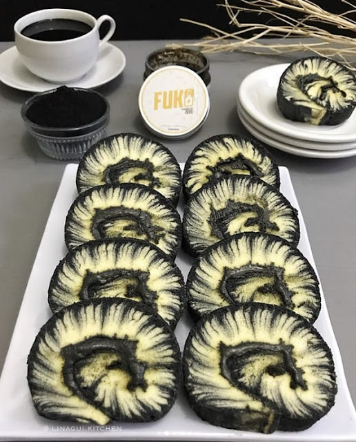 Untuk postingan resep makanan ringan manis bolu berair bermotif elok Hurricane ini aku memakai resepn RESEP CHARCOAL VANILLA HURRICANE SWISS ROLL CAKE