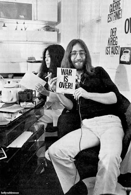 A música "Imagine" de John Lennon é um apelo à imaginação e à possibilidade de um mundo melhor, mais pacífico e igualitário. Embora possa parecer idealista e utópico, a mensagem da música é poderosa e inspiradora, e pode servir como um chamado para a reflexão sobre como podemos trabalhar juntos para tornar o mundo um lugar melhor.