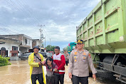 Wujud Pelayan Prima, Kapolres Sidrap bersama Personilnya Gandeng PMI Untuk Bantu Korban Banjir di Dua Pitue
